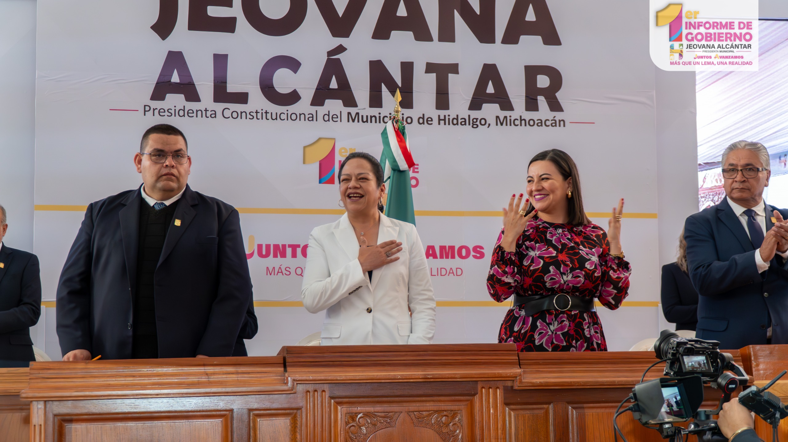 ​En presencia de autoridades federales, estatales, municipales y público en general, Jeovana Alcántar, rindió su Primer Informe de Gobierno.
