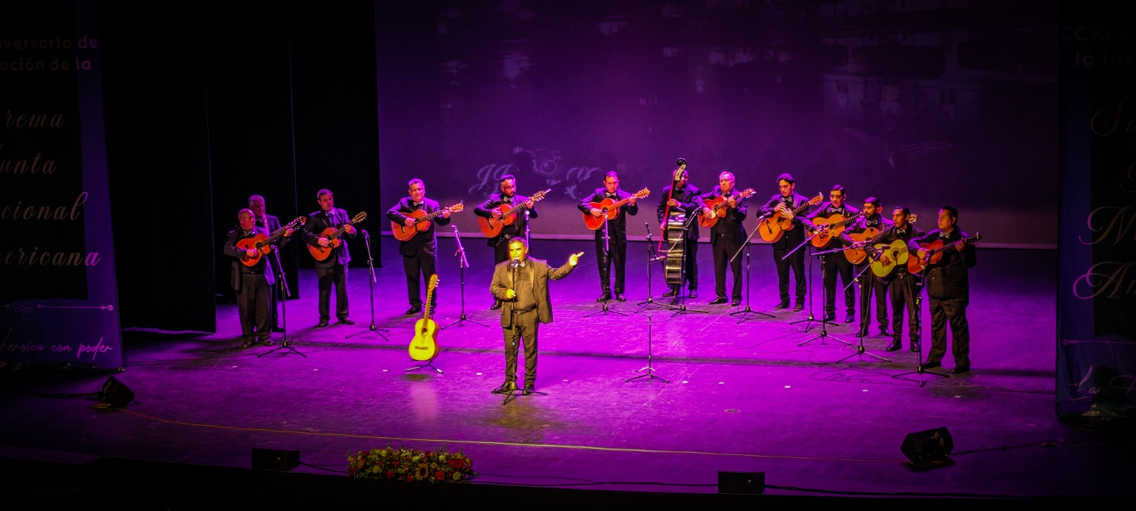 Todo un éxito la presentación de la Rondalla Voces de la Heroica y el Trío Los Galeón en el Teatro Juárez