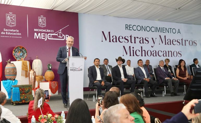 Con los maestros todo; suman más de 90 quincenas de pagos puntuales: Bedolla