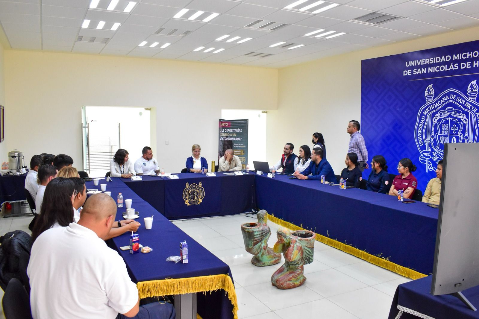 Capacita FGE a personal y estudiantes de la UMSNH en materia de prevención de extorsión