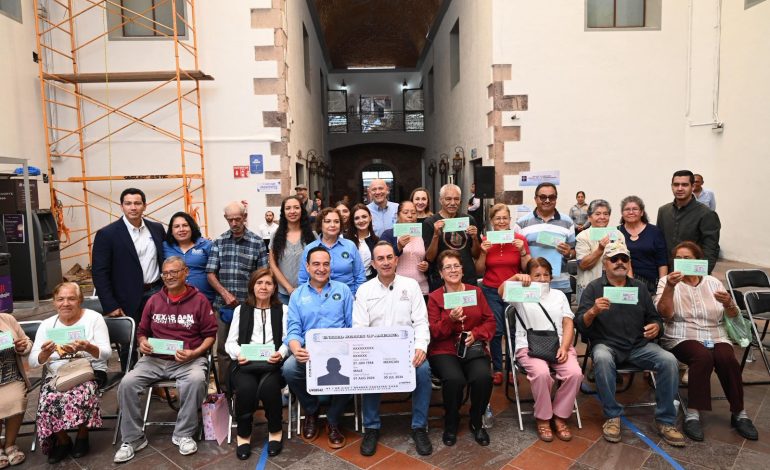 Semigrante acerca a adultos mayores con sus seres queridos en EUA