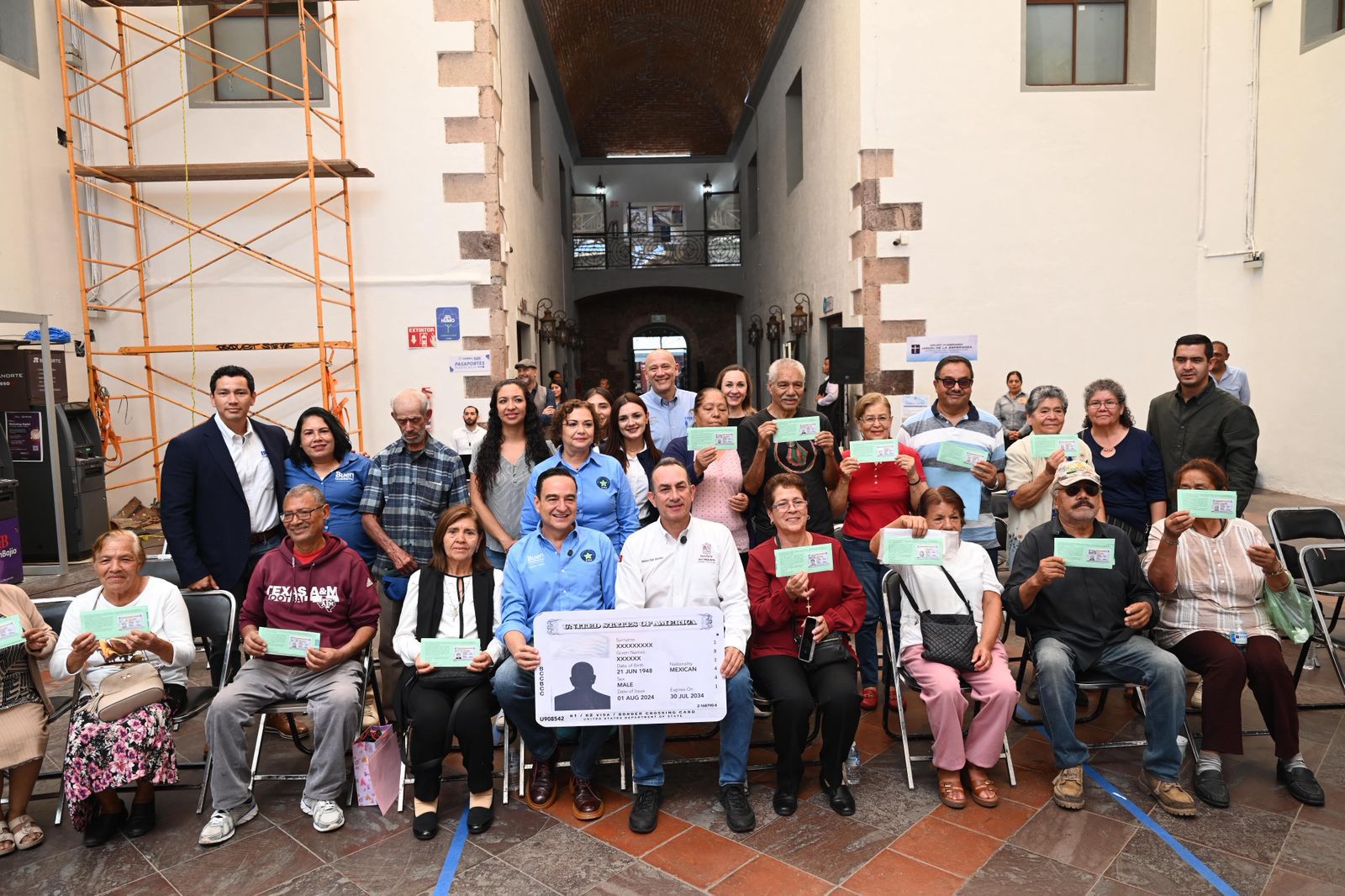 Semigrante acerca a adultos mayores con sus seres queridos en EUA