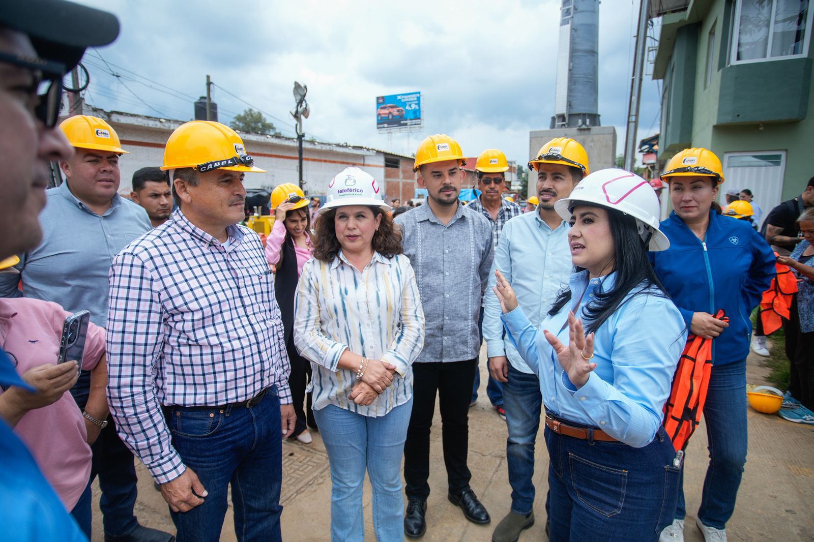 Gladyz Butanda presenta beneficios del teleférico de Uruapan a diputados y alcaldes