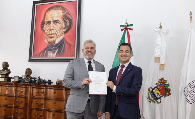 Designa Bedolla a Aldair Medina como secretario particular