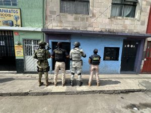 Asegura FGE 950 dosis de metanfetamina y detiene a dos personas durante cateo