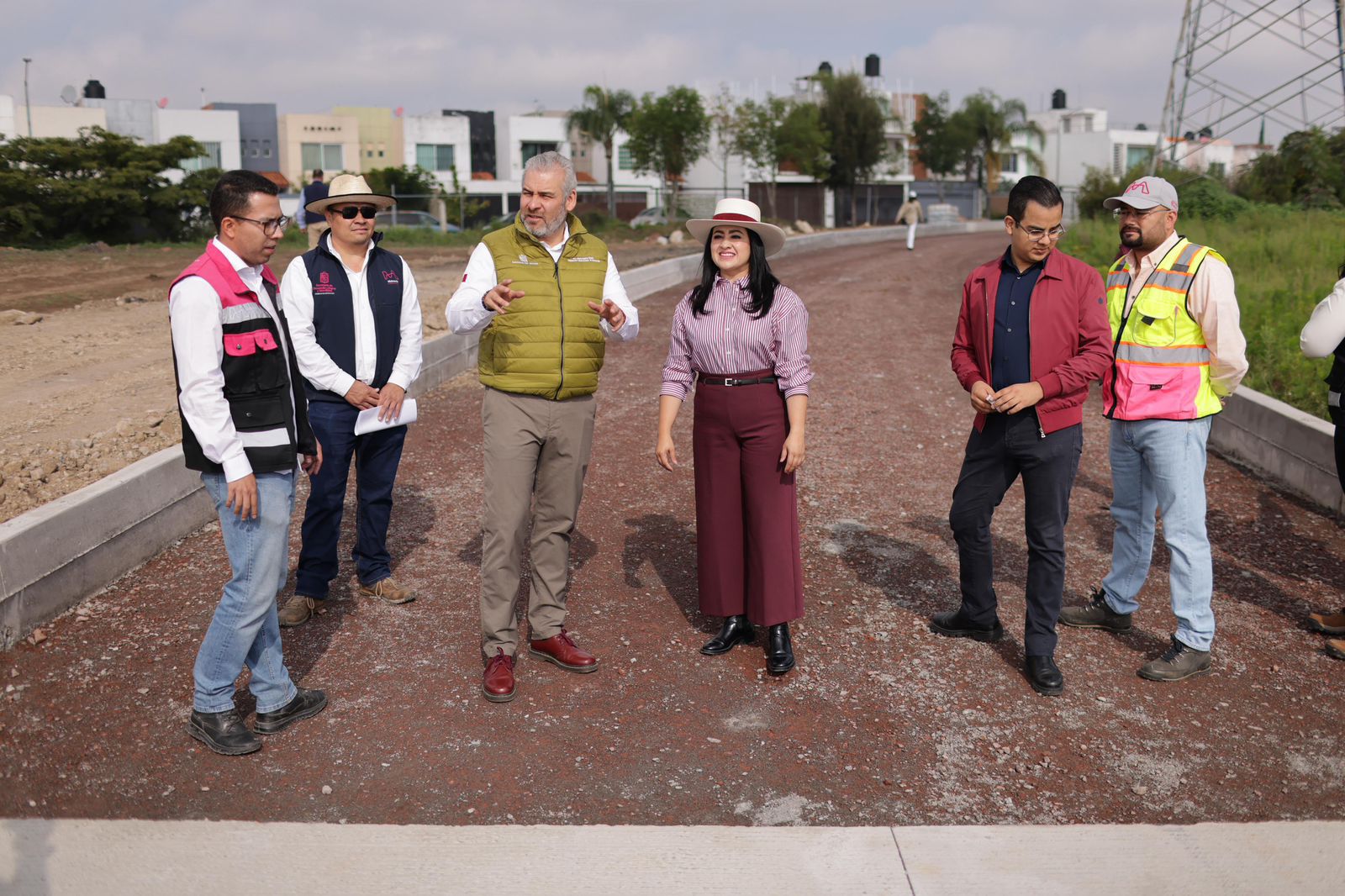 Bedolla supervisa obra de concreto hidráulico en av. Amalia Solórzano; durará más de 5 décadas