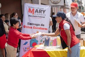 Impulsa la educación: Mary Carmen Bernal entrega 2,500 paquetes de útiles escolares en el Distrito 03.