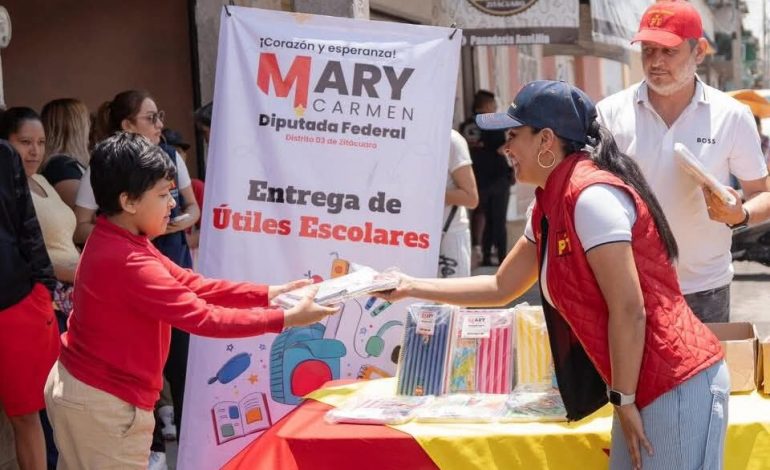 Impulsa la educación: Mary Carmen Bernal entrega 2,500 paquetes de útiles escolares en el Distrito 03.