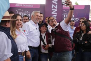 Bedolla lleva audiencia pública a Huiramba; atiende peticiones de agua, campo y obras