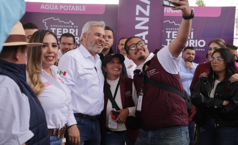 Bedolla lleva audiencia pública a Huiramba; atiende peticiones de agua, campo y obras