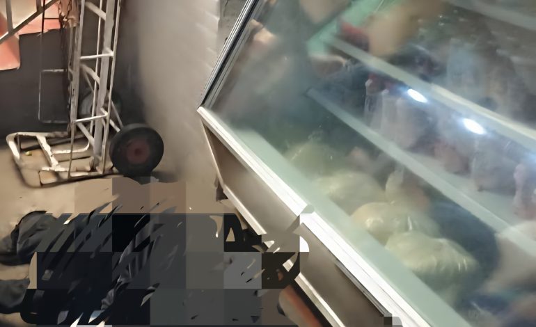 Autoridades investigan el fallecimiento de un hombre en el Mercado Municipal de #CdHidalgo.