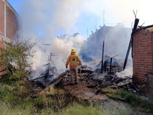 Tragedia en Villas de Manantiales: Casa de Madera Consumida por el Fuego en #CdHidalgo