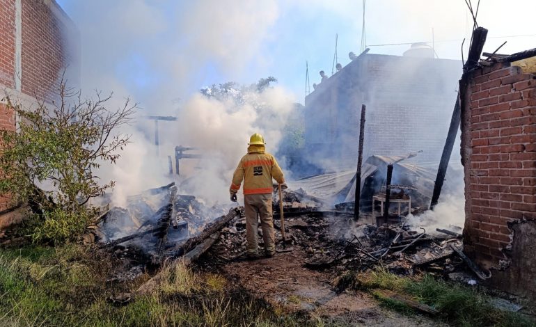 Tragedia en Villas de Manantiales: Casa de Madera Consumida por el Fuego en #CdHidalgo