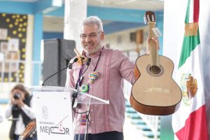 Guitarras de Paracho, instrumentos de paz que reconstruyen el tejido social: Bedolla.
<br>