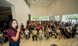 Gladyz Butanda presenta Plan de Movilidad a jóvenes de Apatzingán.