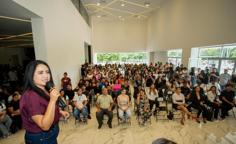 Gladyz Butanda presenta Plan de Movilidad a jóvenes de Apatzingán.