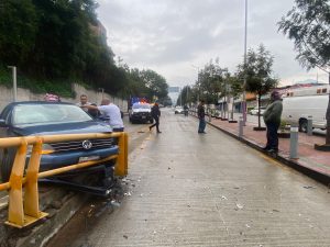 #Zitácuaro ¡Conductor choca contra el camellón y es trasladado al hospital!