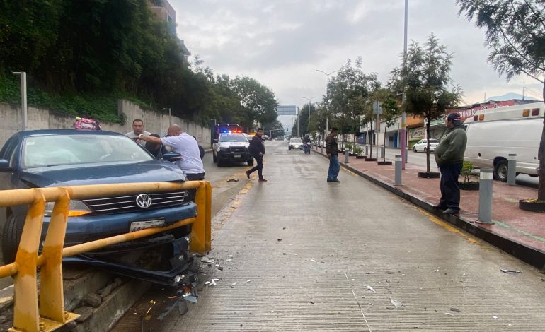 #Zitácuaro ¡Conductor choca contra el camellón y es trasladado al hospital!