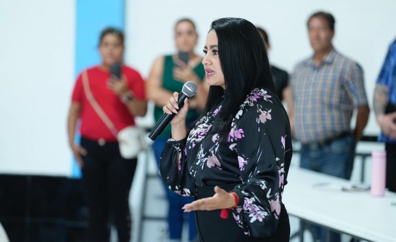 Impulsa Gladyz Butanda regularización de 37 colonias en Uruapan.
