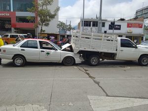 Colisión sin heridos en Zitácuaro: Taxi y camioneta involucrados.