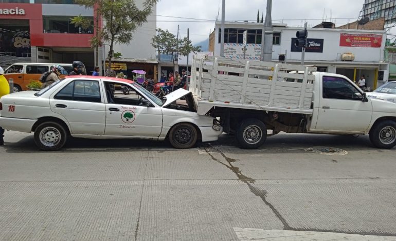 Colisión sin heridos en Zitácuaro: Taxi y camioneta involucrados.