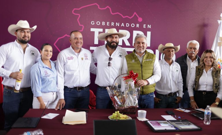 Bedolla lleva audiencia pública a Madero; mezcaleros reconocen impulso al sector

