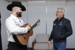 Con guitarra de Paracho recibe Bedolla a Carín León en el Morelos.<br>
