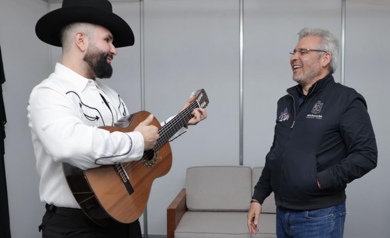 Con guitarra de Paracho recibe Bedolla a Carín León en el Morelos.