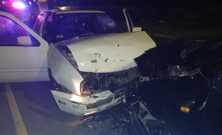 Choque frontal en la Zitácuaro-Morelia deja dos conductores heridos.