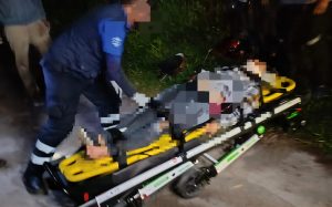 Dos heridos tras choque de motocicletas en la carretera federal de Ciudad Hidalgo.