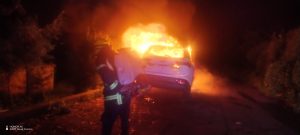 Fuego consume una camioneta en Zitácuaro; Bomberos logran sofocar el incendio.