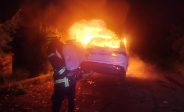Fuego consume una camioneta en Zitácuaro; Bomberos logran sofocar el incendio.