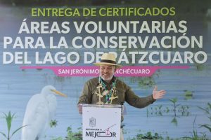 Entrega Bedolla a comunidades certificados de áreas voluntarias para conservar el lago de Pátzcuaro.
