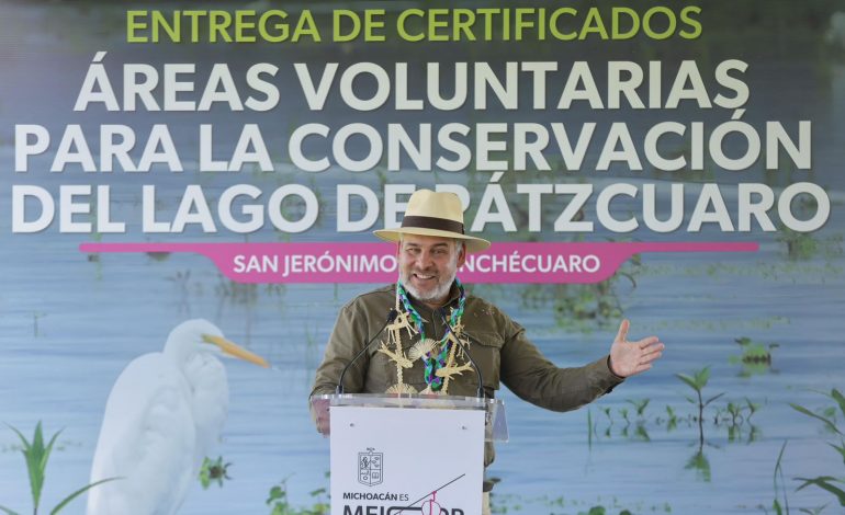 Entrega Bedolla a comunidades certificados de áreas voluntarias para conservar el lago de Pátzcuaro.