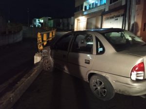 Conductor choca contra muro de contención en el libramiento Samuel Ramos de Zitácuaro.<br>