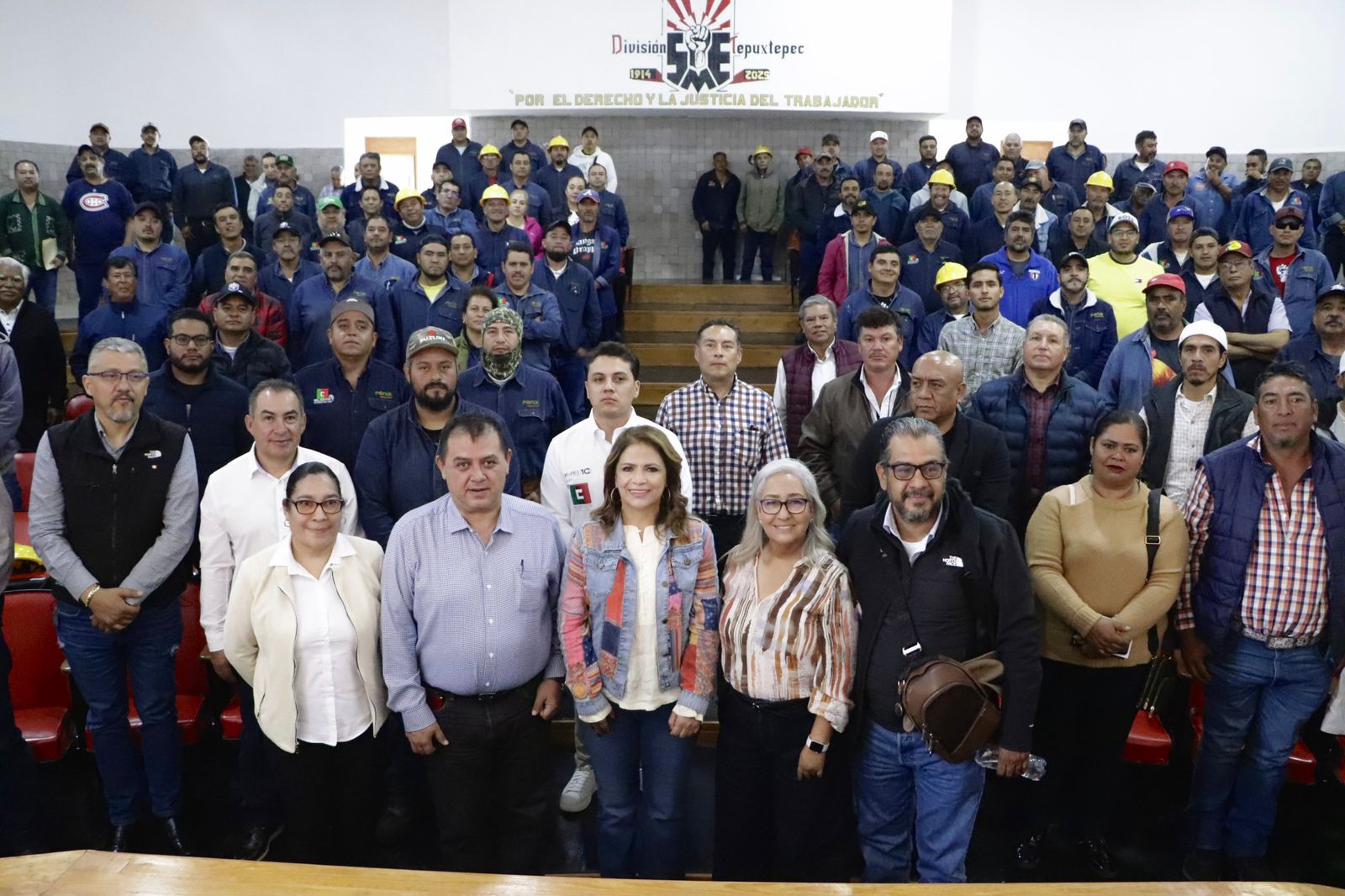Reconocen trabajadores lucha progresista de Fabiola Alanís.