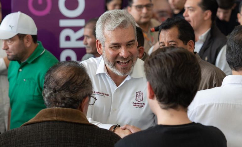 En Tlalpujahua, Bedolla revisa propuestas de infraestructura en audiencia pública.