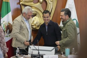 Entrega Bedolla al IMSS, 40 mil firmas en favor del nuevo hospital en Villas del Pedregal.<br>