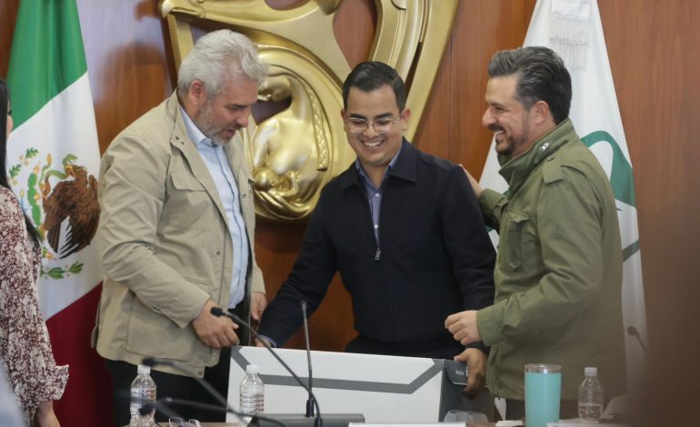 Entrega Bedolla al IMSS, 40 mil firmas en favor del nuevo hospital en Villas del Pedregal.