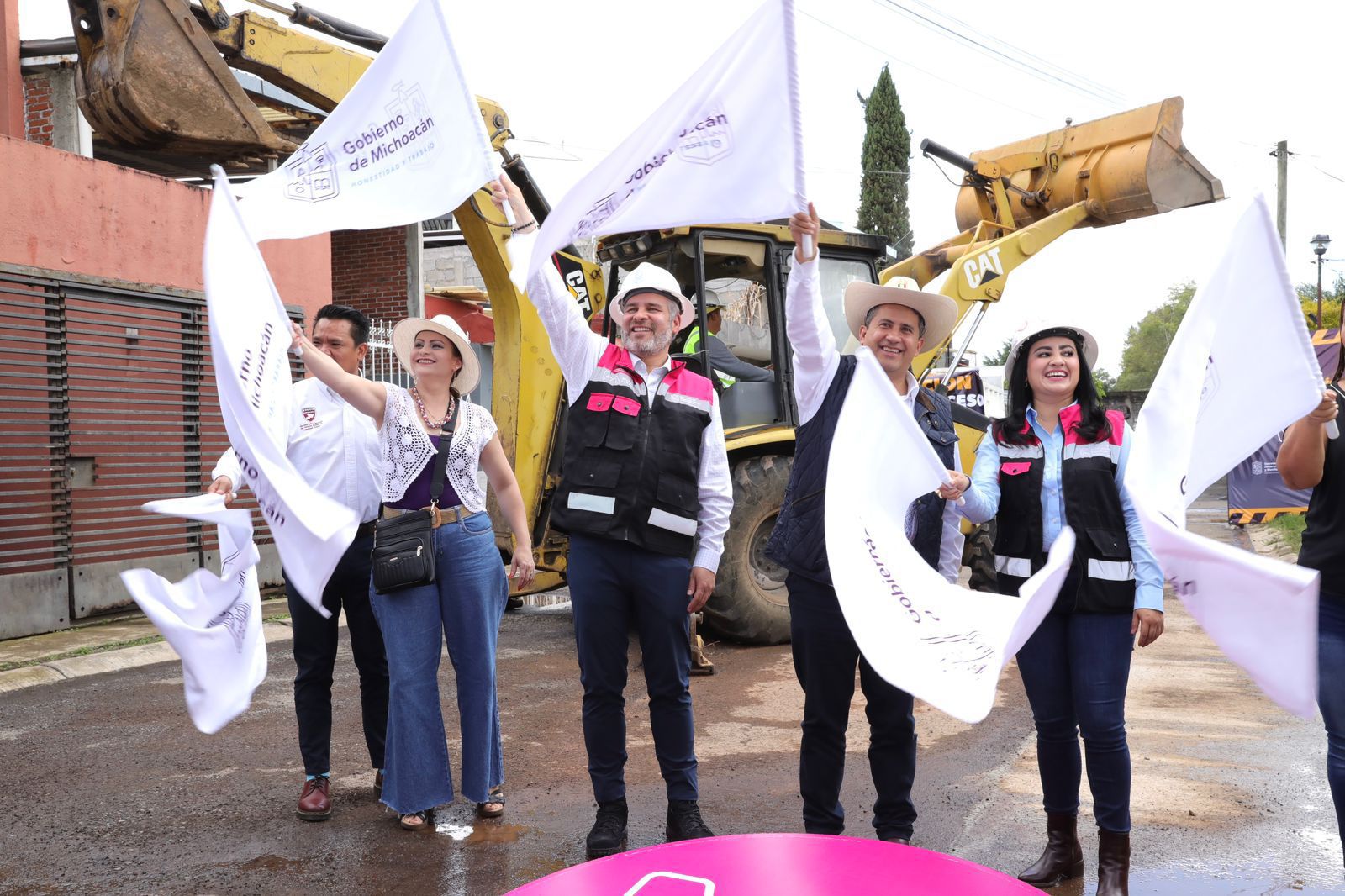 Arranca Bedolla rehabilitación de espacio público y calle en Uruapan.