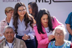 Gladyz Butanda y DIF Michoacán entregan aparatos auditivos a adultos mayores.