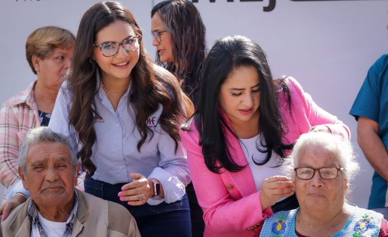 Gladyz Butanda y DIF Michoacán entregan aparatos auditivos a adultos mayores.