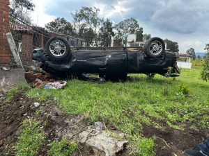 Choque y volcadura en carretera federal deja tres heridos en Ciudad Hidalgo.