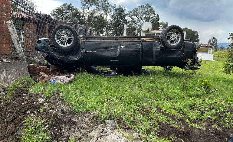 Choque y volcadura en carretera federal deja tres heridos en Ciudad Hidalgo.