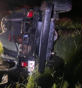 Joven conductor volcó su Jeep en el Libramiento Norte y resultó lesionado.