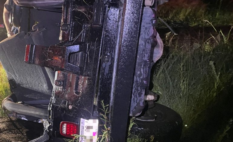 Joven conductor volcó su Jeep en el Libramiento Norte y resultó lesionado.