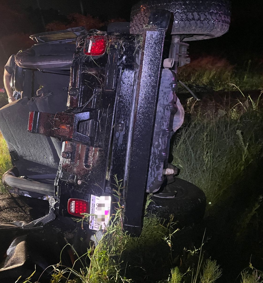 Joven conductor volcó su Jeep en el Libramiento Norte y resultó lesionado.