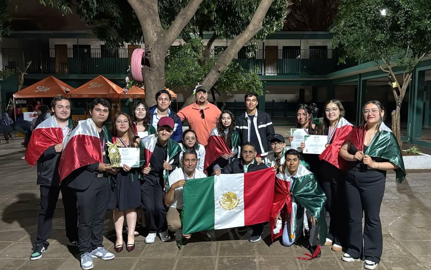 Estudiantes Cecytem destacan en encuentro de ciencia en Paraguay