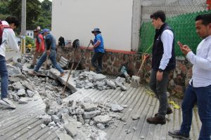 Toño Ixtláhuac atiende socavón en la rampa de acceso hacia Infonavit