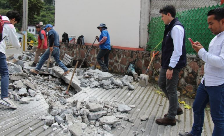 Toño Ixtláhuac atiende socavón en la rampa de acceso hacia Infonavit